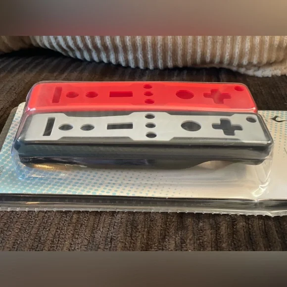Nintendo Wii Remote Sleeve Set — Black and Red - Picture 7 of 10